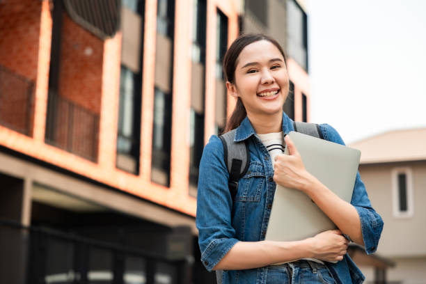 Escuelas Secundarias Que Ofrecen Computadoras Portátiles Gratis: Lo Que Padres y Estudiantes Deben Saber